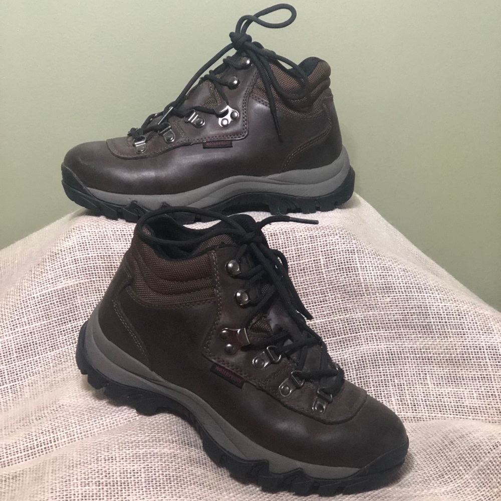 Ladies hiking boots SZ 6   Like NEW